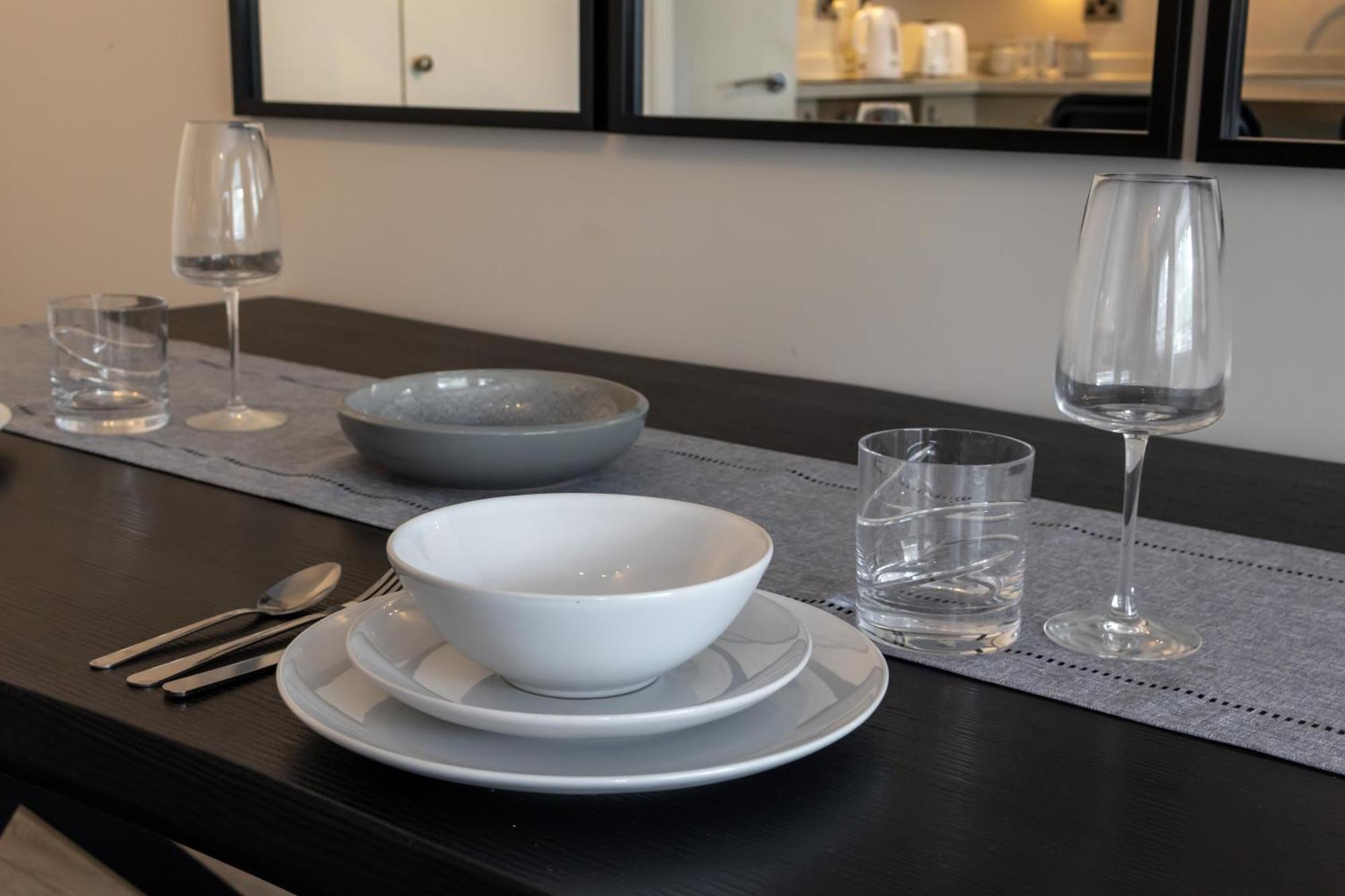 Modern 2 Bed Apartment Near Gatwick Crawley  Exterior foto