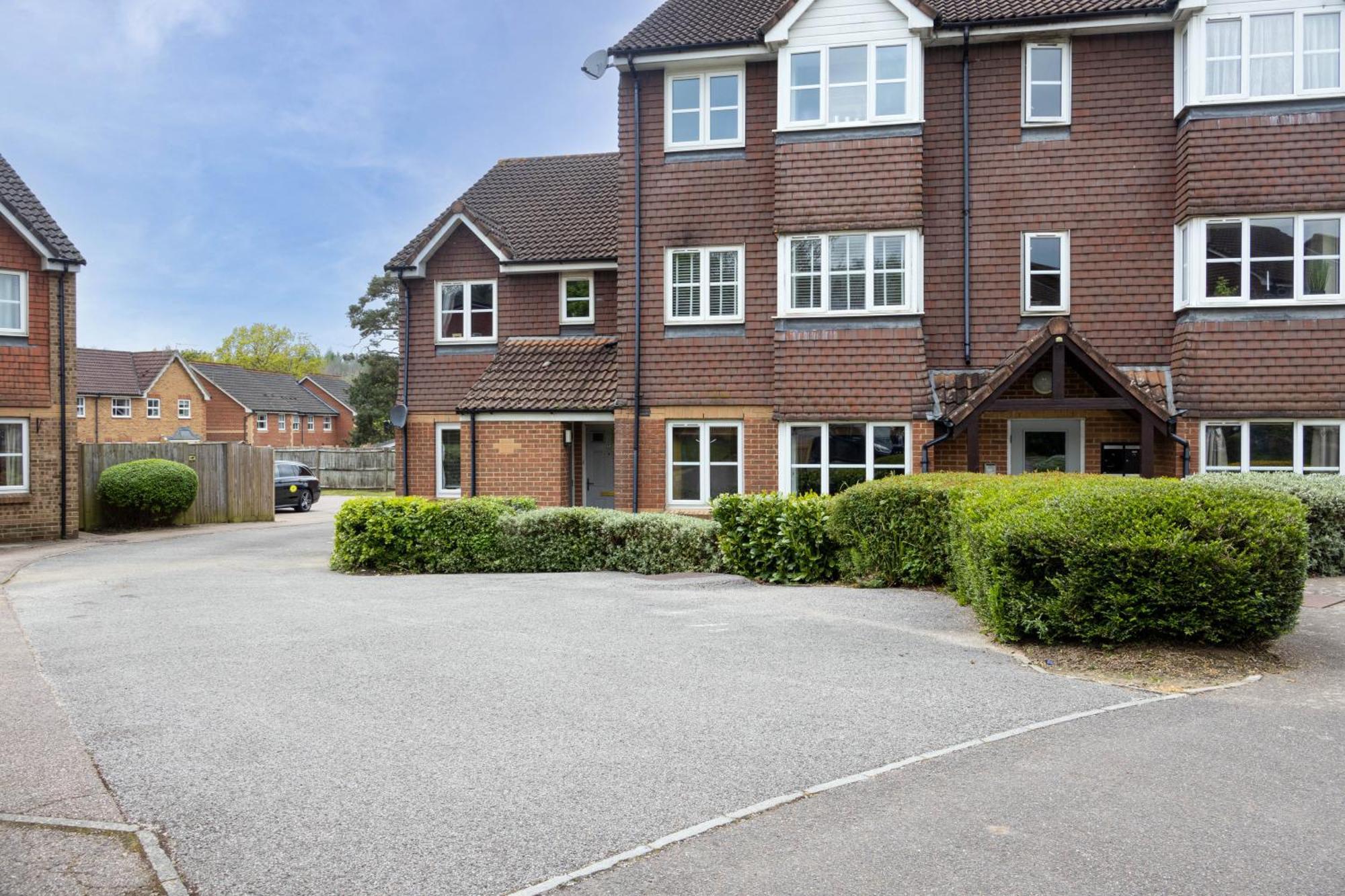 Modern 2 Bed Apartment Near Gatwick Crawley  Exterior foto