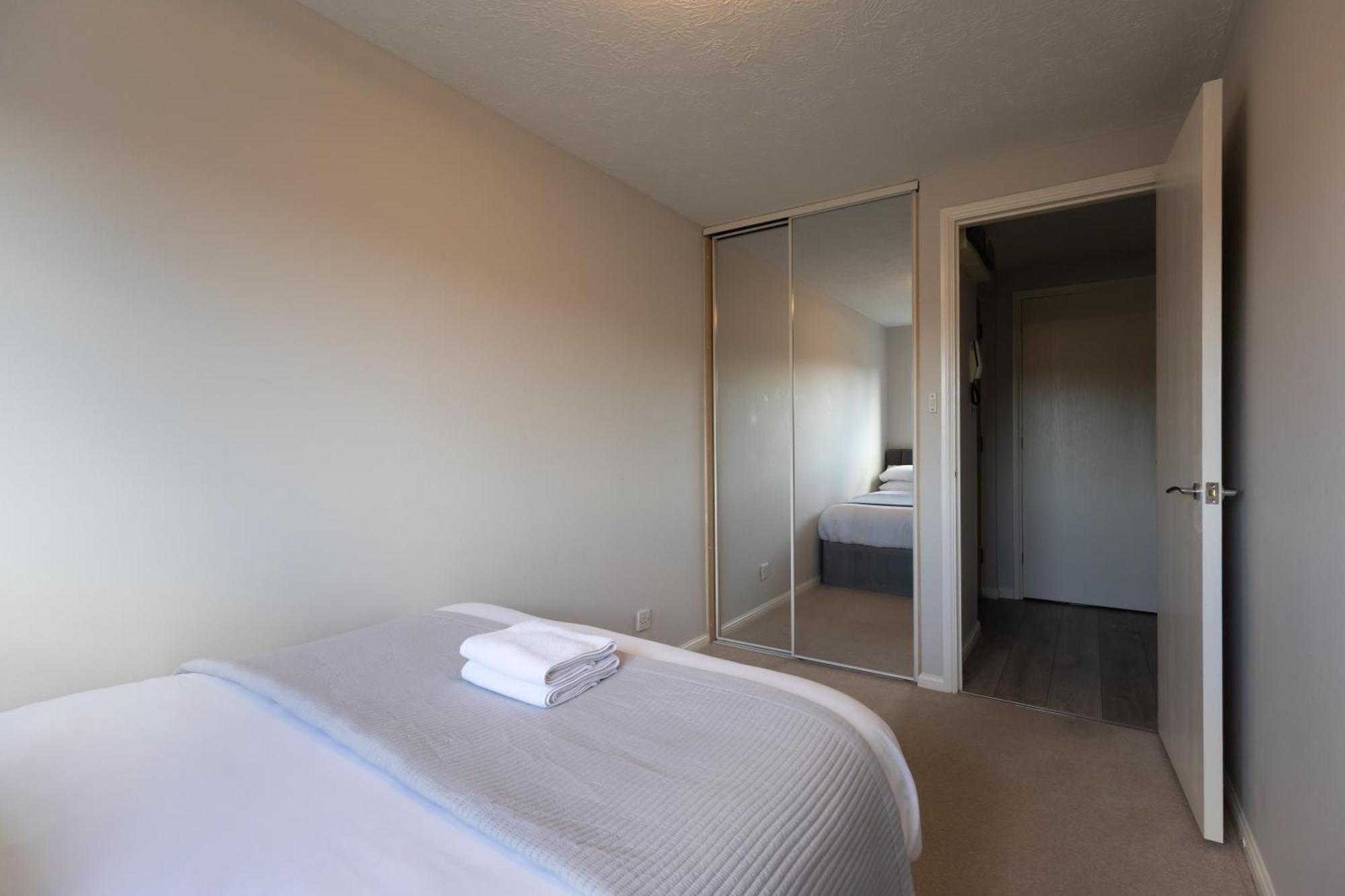 Modern 2 Bed Apartment Near Gatwick Crawley  Exterior foto